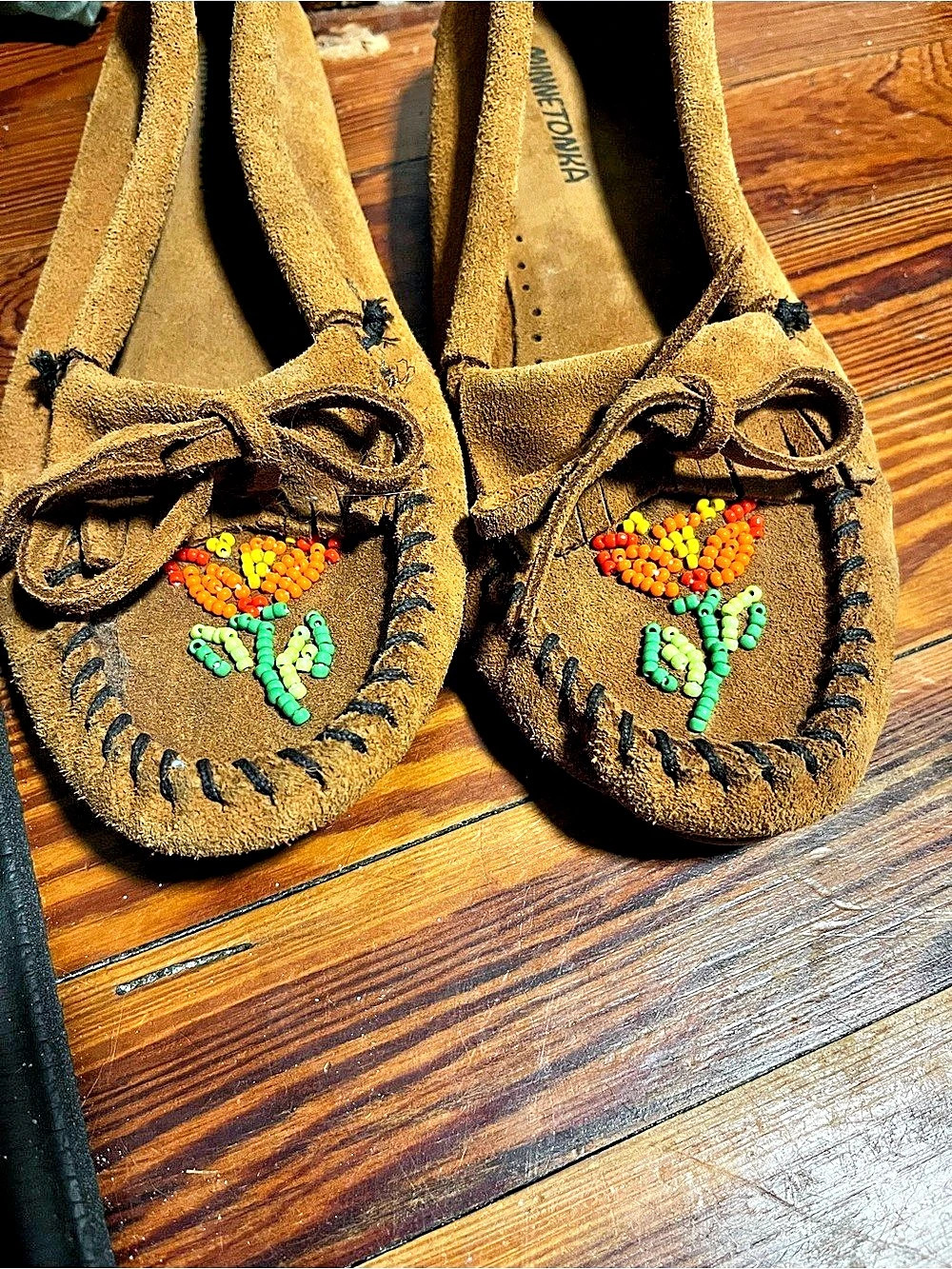 Minnetonka Ziigwan Waabigam Hardsole Moc Beaded Suede Moccasins US 7.5